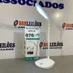 LOTE 076 - 01 LÂMPADA DE MESA LED COM BATERIA INCLUSA (NO ESTADO, NÃO SABEMOS SE FUNCIONA. LEILÃO NÃO TEM GARANTIA E NEM DEVOLUÇÃO)