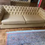 LOTE 020 - 01 SOFÁ CAPITONÉ EM COURO LEGÍTIMO, MODELO CLÁSSICO CHESTERFIELD MEDINDO 207L X 88P X 66A. (NO ESTADO, NÃO SABEMOS SE FUNCIONA. LEILÃO NÃO TEM GARANTIA E NEM DEVOLUÇÃO).