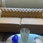 LOTE 020 - 01 SOFÁ CAPITONÉ EM COURO LEGÍTIMO, MODELO CLÁSSICO CHESTERFIELD MEDINDO 207L X 88P X 66A. (NO ESTADO, NÃO SABEMOS SE FUNCIONA. LEILÃO NÃO TEM GARANTIA E NEM DEVOLUÇÃO).
