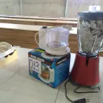 LOTE 013 - 01 (UM) LIQUIDIFICADOR COM COPO EM VIDRO, MARCA OESTE, NA COR VERMELHA E 01 (UM) MINIPROCESSADOR, MARCA BLACK & DECKER. (NO ESTADO)
