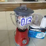 LOTE 013 - 01 (UM) LIQUIDIFICADOR COM COPO EM VIDRO, MARCA OESTE, NA COR VERMELHA E 01 (UM) MINIPROCESSADOR, MARCA BLACK & DECKER. (NO ESTADO)