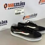 LOTE 088 - 01 TÊNIS CASUAL PRETO E BRANCO (NO ESTADO, NÃO SABEMOS SE FUNCIONA. LEILÃO NÃO TEM GARANTIA E NEM DEVOLUÇÃO)