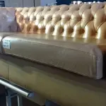 LOTE 020 - 01 SOFÁ CAPITONÉ EM COURO LEGÍTIMO, MODELO CLÁSSICO CHESTERFIELD MEDINDO 207L X 88P X 66A. (NO ESTADO, NÃO SABEMOS SE FUNCIONA. LEILÃO NÃO TEM GARANTIA E NEM DEVOLUÇÃO).