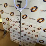 LOTE 093 - 01 RINGLIGHT + TRIPÉ DE 2 METROS REGULÁVEL (NO ESTADO, NÃO SABEMOS SE FUNCIONA. LEILÃO NÃO TEM GARANTIA E NEM DEVOLUÇÃO)