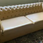LOTE 020 - 01 SOFÁ CAPITONÉ EM COURO LEGÍTIMO, MODELO CLÁSSICO CHESTERFIELD MEDINDO 207L X 88P X 66A. (NO ESTADO, NÃO SABEMOS SE FUNCIONA. LEILÃO NÃO TEM GARANTIA E NEM DEVOLUÇÃO).