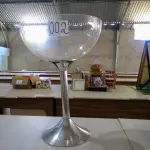 LOTE 002 - 01(UMA) CHAMPANHEIRA TAÇA ACRÍLICO TRANSPARENTE, COM BASE EM INOX TAMANHO GRANDE. (NO ESTADO).  