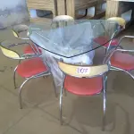 LOTE 007 - 01 (UMA) MESA TRIÂNGULAR COM TAMPO EM VIDRO, COM 06 (SEIS) CADEIRAS ALMOFADADAS NA COR VERMELHA E PÉS CROMADOS. (NO ESTADO).