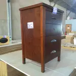 LOTE 012 - 01 (UMA) CÔMODA EM MADEIRA ESCURA COM 04 (QUATRO) GAVETAS. (NO ESTADO)