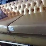 LOTE 020 - 01 SOFÁ CAPITONÉ EM COURO LEGÍTIMO, MODELO CLÁSSICO CHESTERFIELD MEDINDO 207L X 88P X 66A. (NO ESTADO, NÃO SABEMOS SE FUNCIONA. LEILÃO NÃO TEM GARANTIA E NEM DEVOLUÇÃO).