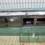 LOTE 036 - 01 BALCÃO REFRIGERADO (SEM MOTOR), COM TAMPO DE GRANITO, PRATELEIRA DE VIDRO E 01 BALCÃO EM MADEIRA.(NO ESTADO, NÃO SABEMOS SE FUNCIONA. LEILÃO NÃO TEM GARANTIA E NEM DEVOLUÇÃO).