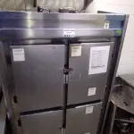 LOTE 033 - 01 GELADEIRA INDUSTRIAL COM 04 PORTAS EM INOX. (NO ESTADO, NÃO SABEMOS SE FUNCIONA. LEILÃO NÃO TEM GARANTIA E NEM DEVOLUÇÃO).
