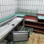 LOTE 036 - 01 BALCÃO REFRIGERADO (SEM MOTOR), COM TAMPO DE GRANITO, PRATELEIRA DE VIDRO E 01 BALCÃO EM MADEIRA.(NO ESTADO, NÃO SABEMOS SE FUNCIONA. LEILÃO NÃO TEM GARANTIA E NEM DEVOLUÇÃO).