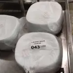 LOTE 043 - GRANDE QUANTIDADE DE PRATOS COM PEQUENOS LASCADOS. (NO ESTADO QUE SE ENCONTRA. LEILÃO NÃO TEM GARANTIA E NEM DEVOLUÇÃO).