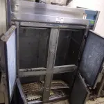 LOTE 033 - 01 GELADEIRA INDUSTRIAL COM 04 PORTAS EM INOX. (NO ESTADO, NÃO SABEMOS SE FUNCIONA. LEILÃO NÃO TEM GARANTIA E NEM DEVOLUÇÃO).