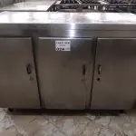 LOTE 024 - 01 ARMÁRIO COM 03 PORTAS E 03 PRATELEIRAS, EM INOX. (NO ESTADO DE CONSERVAÇÃO QUE SE ENCONTRA. LEILÃO NÃO TEM GARANTIA E NEM DEVOLUÇÃO).