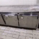 LOTE 031 - 01 BALCÃO REFRIGERADO COM 04 PORTAS EM INOX. (NO ESTADO, NÃO SABEMOS SE FUNCIONA. LEILÃO NÃO TEM GARANTIA E NEM DEVOLUÇÃO).