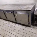 LOTE 031 - 01 BALCÃO REFRIGERADO COM 04 PORTAS EM INOX. (NO ESTADO, NÃO SABEMOS SE FUNCIONA. LEILÃO NÃO TEM GARANTIA E NEM DEVOLUÇÃO).