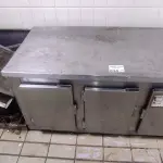 LOTE 034 - 01 BALCÃO DE 03 PORTAS EM INOX. (NO ESTADO, NÃO SABEMOS SE FUNCIONA. LEILÃO NÃO TEM GARANTIA E NEM DEVOLUÇÃO).