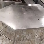 LOTE 025 - 01 MESA PARA CHOPEIRA EM INOX HEXAGONAL MEDINDO 0,96 DE LARGURA X 106 DE ALTURA. (NO ESTADO DE CONSERVAÇÃO QUE SE ENCONTRA. LEILÃO NÃO TEM GARANTIA E NEM DEVOLUÇÃO).