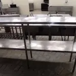 LOTE 019 - 01 PRATELEIRA EM INOX. (NO ESTADO DE CONSERVAÇÃO QUE SE ENCONTRA. LEILÃO NÃO TEM GARANTIA E NEM DEVOLUÇÃO).