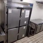 LOTE 033 - 01 GELADEIRA INDUSTRIAL COM 04 PORTAS EM INOX. (NO ESTADO, NÃO SABEMOS SE FUNCIONA. LEILÃO NÃO TEM GARANTIA E NEM DEVOLUÇÃO).