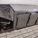 LOTE 034 - 01 BALCÃO DE 03 PORTAS EM INOX. (NO ESTADO, NÃO SABEMOS SE FUNCIONA. LEILÃO NÃO TEM GARANTIA E NEM DEVOLUÇÃO).