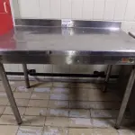 LOTE 032 - 01 BANCADA PEQUENA EM INOX. (NO ESTADO, NÃO SABEMOS SE FUNCIONA. LEILÃO NÃO TEM GARANTIA E NEM DEVOLUÇÃO).