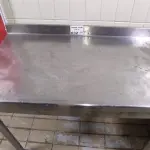 LOTE 032 - 01 BANCADA PEQUENA EM INOX. (NO ESTADO, NÃO SABEMOS SE FUNCIONA. LEILÃO NÃO TEM GARANTIA E NEM DEVOLUÇÃO).