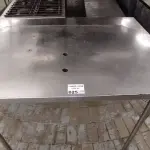 LOTE 025 - 01 MESA PARA CHOPEIRA EM INOX HEXAGONAL MEDINDO 0,96 DE LARGURA X 106 DE ALTURA. (NO ESTADO DE CONSERVAÇÃO QUE SE ENCONTRA. LEILÃO NÃO TEM GARANTIA E NEM DEVOLUÇÃO).
