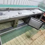 LOTE 036 - 01 BALCÃO REFRIGERADO (SEM MOTOR), COM TAMPO DE GRANITO, PRATELEIRA DE VIDRO E 01 BALCÃO EM MADEIRA.(NO ESTADO, NÃO SABEMOS SE FUNCIONA. LEILÃO NÃO TEM GARANTIA E NEM DEVOLUÇÃO).