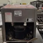 LOTE 040 - 01 MÁQUINA DE GELO TRITURADO. (NO ESTADO, NÃO SABEMOS SE FUNCIONA. LEILÃO NÃO TEM GARANTIA E NEM DEVOLUÇÃO).