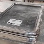 LOTE 044 - 20 BANDEJAS DE INOX.(NO ESTADO QUE SE ENCONTRA. LEILÃO NÃO TEM GARANTIA E NEM DEVOLUÇÃO).