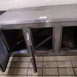 LOTE 034 - 01 BALCÃO DE 03 PORTAS EM INOX. (NO ESTADO, NÃO SABEMOS SE FUNCIONA. LEILÃO NÃO TEM GARANTIA E NEM DEVOLUÇÃO).