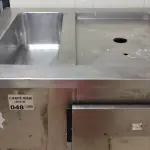 LOTE 048 - 01 BALCÃO DE INOX PARA CHOPEIRA.(NO ESTADO QUE SE ENCONTRA. LEILÃO NÃO TEM GARANTIA E NEM DEVOLUÇÃO).