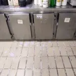 LOTE 030 - 01 BALCÃO REFRIGERADO COM 05 PORTAS EM INOX. (NO ESTADO, NÃO SABEMOS SE FUNCIONA. LEILÃO NÃO TEM GARANTIA E NEM DEVOLUÇÃO).