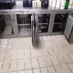LOTE 030 - 01 BALCÃO REFRIGERADO COM 05 PORTAS EM INOX. (NO ESTADO, NÃO SABEMOS SE FUNCIONA. LEILÃO NÃO TEM GARANTIA E NEM DEVOLUÇÃO).