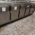 LOTE 022 - 01 BALCÃO REFRIGERADO 05 PORTAS EM INOX. (NO ESTADO DE CONSERVAÇÃO QUE SE ENCONTRA. NÃO SABEMOS SE FUNCIONA. LEILÃO NÃO TEM GARANTIA E NEM DEVOLUÇÃO).