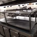 LOTE 021 - 01 PRATELEIRA BAIXA EM INOX.(NO ESTADO DE CONSERVAÇÃO QUE SE ENCONTRA. LEILÃO NÃO TEM GARANTIA E NEM DEVOLUÇÃO).