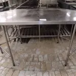 LOTE 025 - 01 MESA PARA CHOPEIRA EM INOX HEXAGONAL MEDINDO 0,96 DE LARGURA X 106 DE ALTURA. (NO ESTADO DE CONSERVAÇÃO QUE SE ENCONTRA. LEILÃO NÃO TEM GARANTIA E NEM DEVOLUÇÃO).
