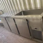 LOTE 042 - 01 BALCÃO REFRIGERADO DE 03 PORTAS. (NO ESTADO, NÃO SABEMOS SE FUNCIONA. LEILÃO NÃO TEM GARANTIA E NEM DEVOLUÇÃO).