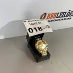LOTE 018 - 01 RELÓGIO DOURADO (NO ESTADO, NÃO SABEMOS SE FUNCIONA. LEILÃO NÃO TEM GARANTIA E NEM DEVOLUÇÃO)
