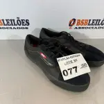 LOTE 077 - 01 TENIS NA COR PRETA (NO ESTADO, NÃO SABEMOS SE FUNCIONA. LEILÃO NÃO TEM GARANTIA E NEM DEVOLUÇÃO)