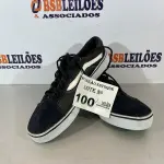 LOTE 100 - 01 TENIS NA COR PRETO COM BRANCO (NO ESTADO, NÃO SABEMOS SE FUNCIONA. LEILÃO NÃO TEM GARANTIA E NEM DEVOLUÇÃO)