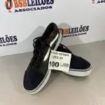 LOTE 100 - 01 TENIS NA COR PRETO COM BRANCO (NO ESTADO, NÃO SABEMOS SE FUNCIONA. LEILÃO NÃO TEM GARANTIA E NEM DEVOLUÇÃO)