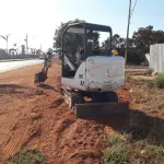 LOTE 001 - 01 MINI ESCAVADEIRA MODELO BOB CAT 325, ANO 2009, HORIMETRO 4000HR (NO ESTADO)
