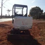 LOTE 001 - 01 MINI ESCAVADEIRA MODELO BOB CAT 325, ANO 2009, HORIMETRO 4000HR (NO ESTADO)