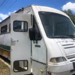 LOTE 530 - 01 MOTORHOME MERCEDES BENZ, MODELO ALFA 12.000E, ANO 1999/2000, VERSÃO MOTORCASA, CHASSIS MB OH 1621LE/59, MOTOR MB 1621INTERCULADO, TURBINADO 211CV, SUSPENSÃO A AR, COMPRIMENTO MAX.12.60 MTS,LARGURA MAX2.90MTS, ALTURA MAX3.10MTS, TARA 9.650KG, CAPACIDADE DE GARGA 8.350KG (NO ESTADO)(VISTORIA AGENDAR 61-98153-0503 JÚNIOR) (MOTORHOME SERÁ ENTREGUE EM BRASÍLIA -DF)