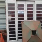 LOTE 060 - 01 PORTA DE FERRO E VIDRO E 01 COIFA EM FERRO (NO ESTADO, NÃO SABEMOS SE FUNCIONA. LEILÃO NÃO TEM GARANTIA E NEM DEVOLUÇÃO).