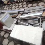 LOTE 037 - 01 LOTE COM PERSIANAS E PERFIS EM ALUMÍNIO (NO ESTADO, NÃO SABEMOS SE FUNCIONA. LEILÃO NÃO TEM GARANTIA E NEM DEVOLUÇÃO).