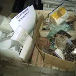 LOTE 011 -  01 LOTE COM PORTA PAPEL HIGIÊNICO ,LUMINÁRIAS ,DOBRADIÇAS  (NO ESTADO, NÃO SABEMOS SE FUNCIONA. LEILÃO NÃO TEM GARANTIA E NEM DEVOLUÇÃO).